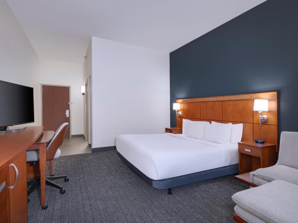 Courtyard Tampa North / I-75 Fletcher Extérieur photo